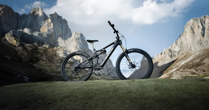 DJI rivoluziona le eBike: ecco Avinox Drive System con Oled Touch e tanta tecnologia