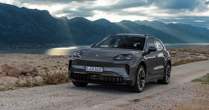Nuova Porsche Cayenne elettrica, tutte le versioni e i prezzi