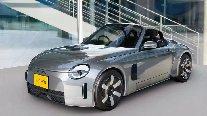 Daihatsu K-Open, una piccola roadster nata per divertire: trazione posteriore e cambio manuale