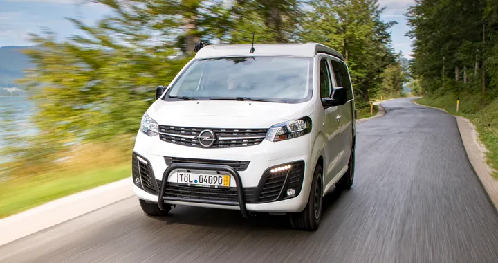 Opel Vivaro si trasforma in un mini camper per le vacanze all'aria aperta