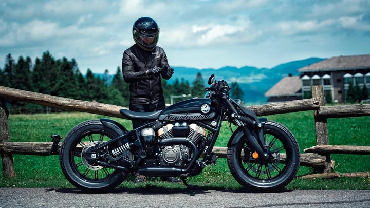 Benda Napoleon Bob 125: una vera bobber bicilindrica che si guida a 16 anni