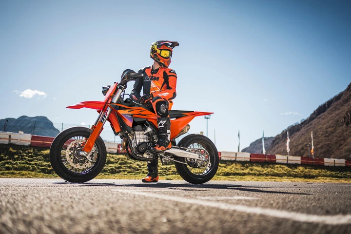 KTM 450 SMR 2026: per la supermotard meno rumore ma più controllo