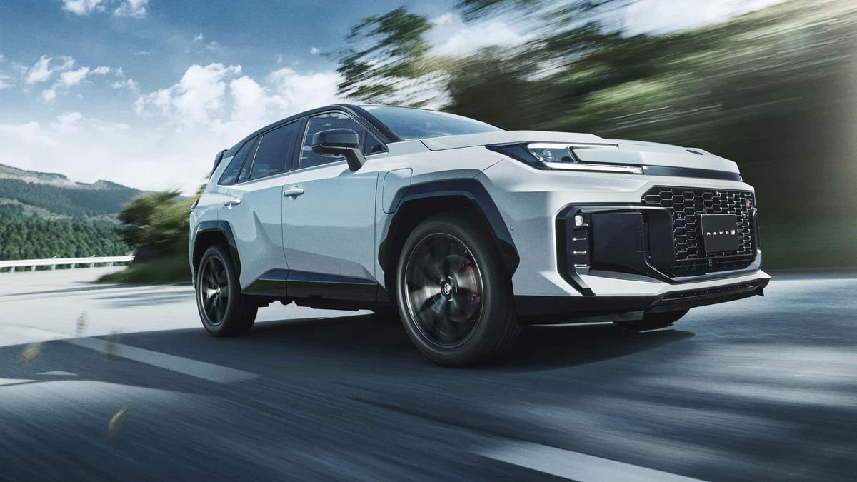 Toyota RAV4 Plug-in, due anime e un unico SUV: gli allestimenti