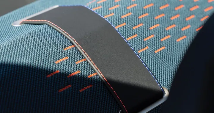 MINI Knit, il materiale riciclato per gli interni premiato con lo SPE Automotive Award 2025