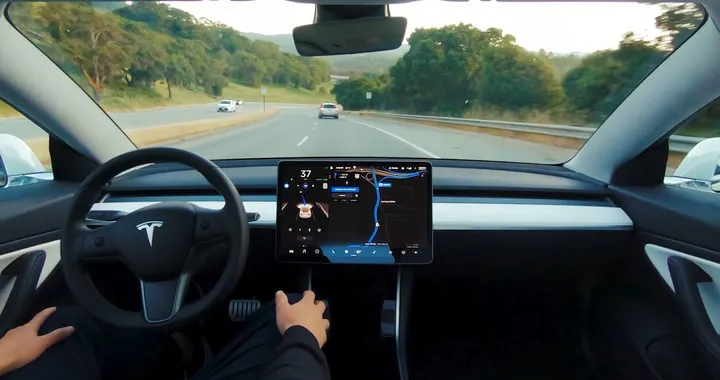 Tesla limiterà alcune funzioni dell'Autopilot in Europa, la &quot;colpa&quot; è dell'UE