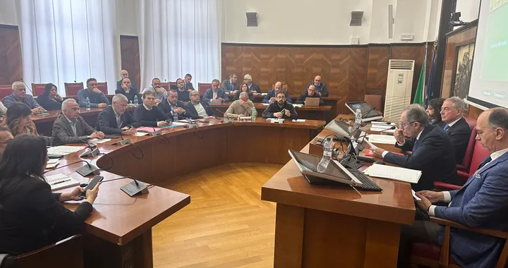 Ministro Urso: fino a otto marchi di auto interessati a produrre in Italia