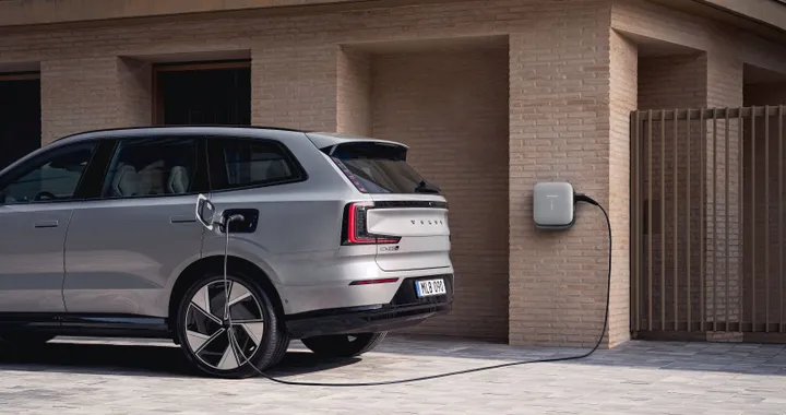 Volvo EX90 2026, ricarica ancora più fast grazie all'architettura a 800 V