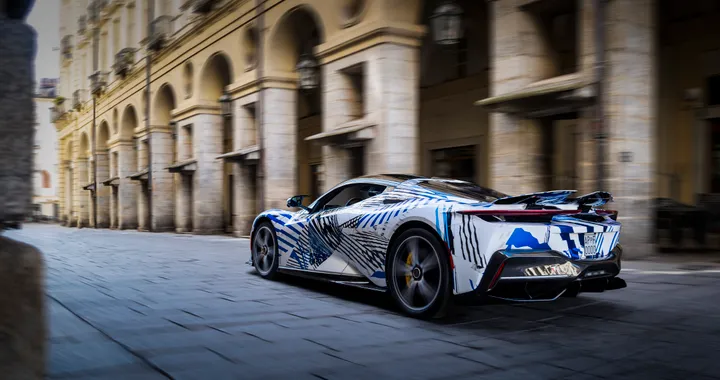 Pininfarina Battista, l'hypercar elettrica si fa un giro per le strade di Torino