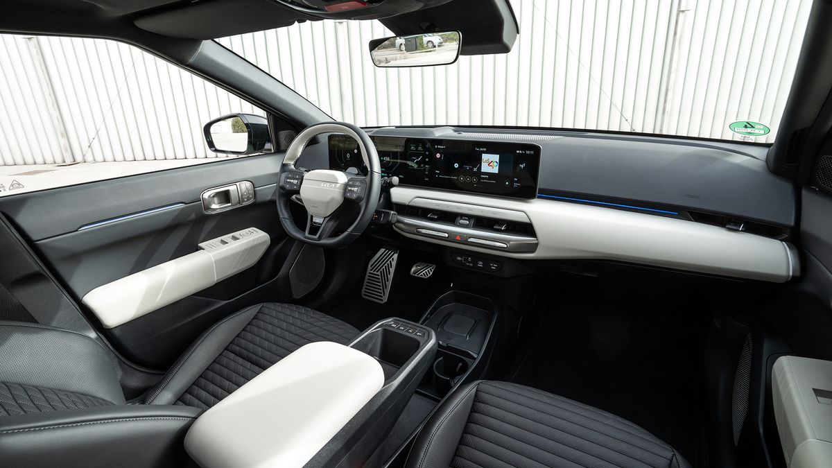 KIA EV4, interni e bagagliaio della nuova compatta elettrica