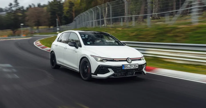 Volkswagen Golf GTI Edition 50 debutta il 20 giugno ma è già record al Nürburgring
