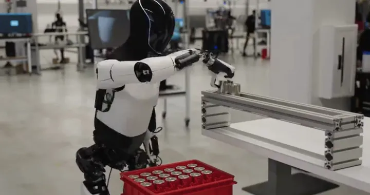 Tesla Optimus, un nuovo video mostra il robot umanoide mentre smista le batterie