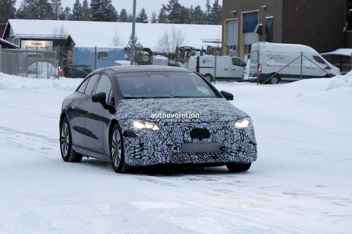 Mercedes EQS: nuove foto spia del restyling durante i test