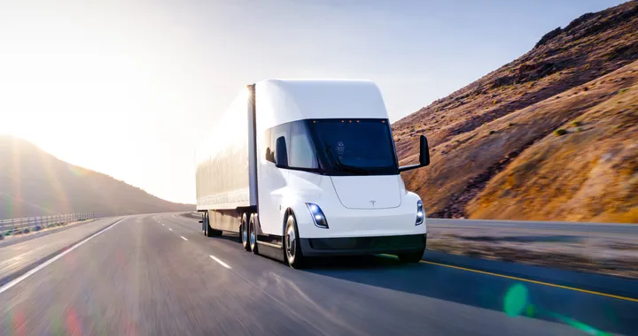 Tesla Semi, partite le consegne. Nuovi dettagli sul camion elettrico