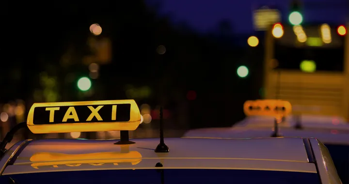 Taxi, a Milano in arrivo 450 nuove licenze. Via libera alla &quot;seconda guida&quot;