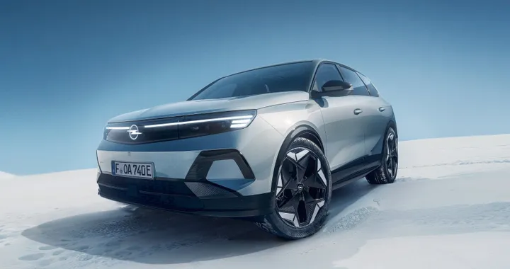 Nuova Opel Grandland, il SUV elettrico adesso è più potente e con la trazione integrale