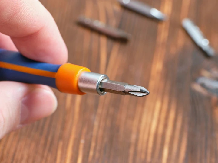 Troppi attrezzi in giro? Questo cacciavite intelligente li sostituisce tutti