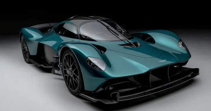 Aston Martin Valkyrie, l'hypercar ibrida è pronta per i clienti