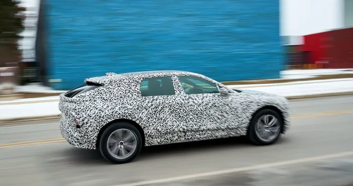 Cadillac Lyriq, il crossover elettrico si fa vedere su strada per la prima volta
