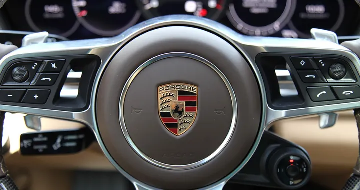 Porsche permette di seguire online la costruzione della propria auto