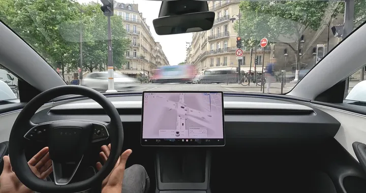 Tesla, la Full Self Driving in azione per le strade di Parigi | Video