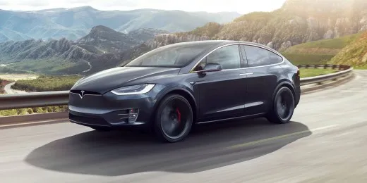 Tesla vuole continuare la produzione in California