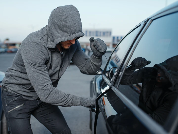 Proteggi la tua auto dai tentativi di furto con questo strumento semplice, ma efficace