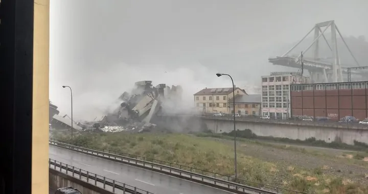 Genova, crolla ponte autostradale sulla A10, morti e feriti