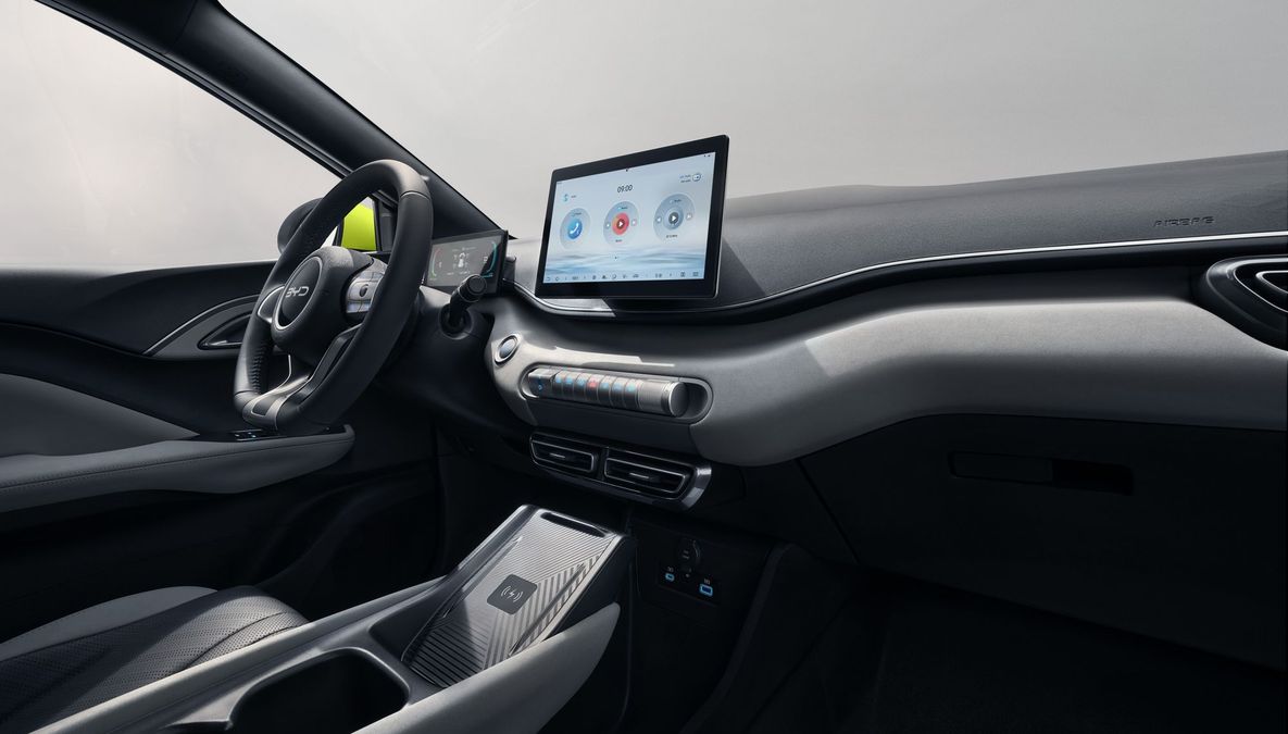 BYD Dolphin Surf, interni e bagagliaio della piccola elettrica cinese