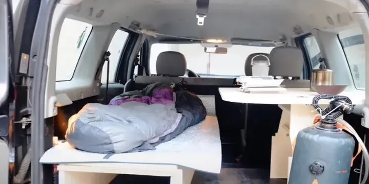 Come trasformare un'auto in camper con meno di 500 euro