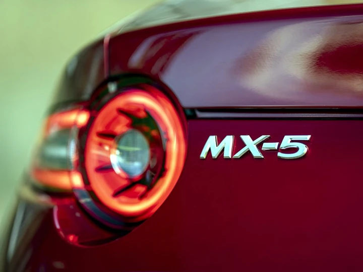 Mazda MX-5, la leggerezza prima di tutto. Addio ibrido, solo termico