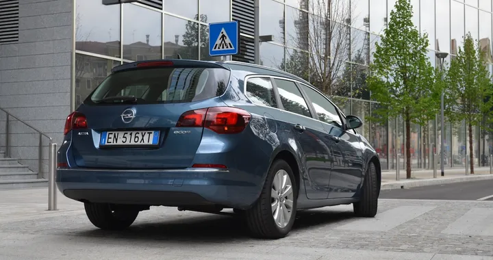 Opel Astra Sports Tourer - foto