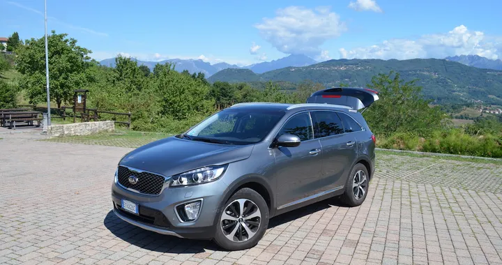 Kia Sorento, la quarta generazione debutterà a febbraio: anche ibrida Plug-in