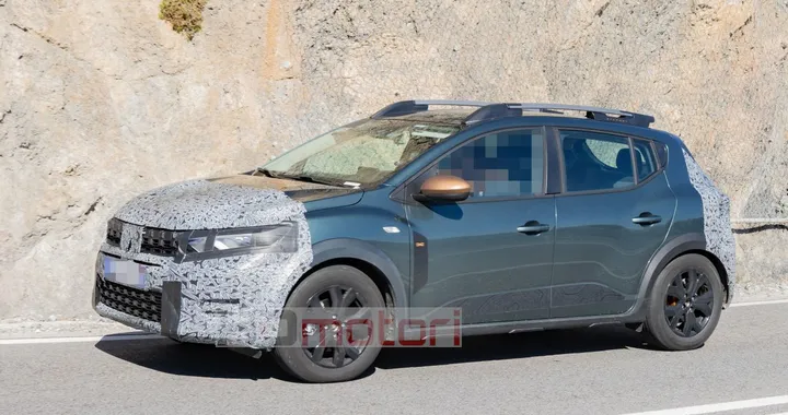Dacia Sandero Stepway 2026, il restyling si svela un po' di più. Le foto spia svelano il nuovo look
