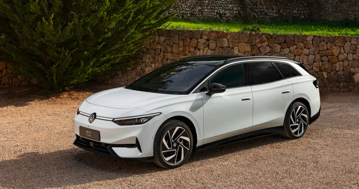 Volkswagen ID.7 Tourer, partono gli ordini della station wagon elettrica. Prezzi