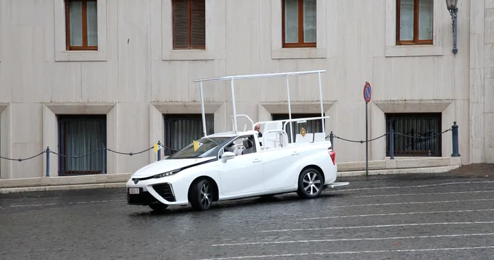 Toyota Mirai, per Papa Francesco una Papamobile ad idrogeno