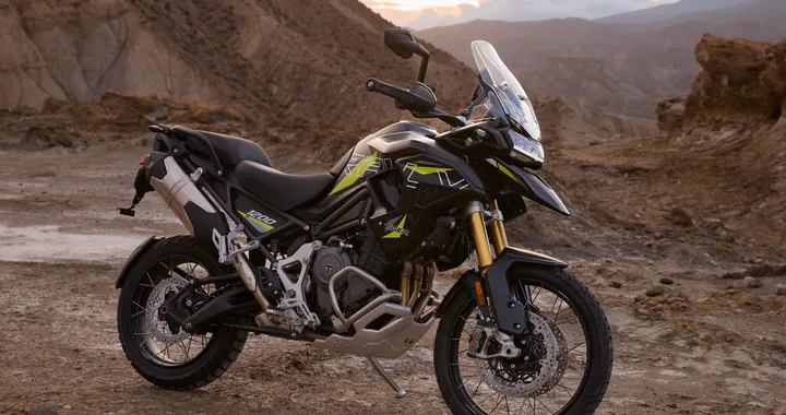 Triumph Tiger 900 e 1200 si rinnovano con le edizioni speciali Desert e Alpine