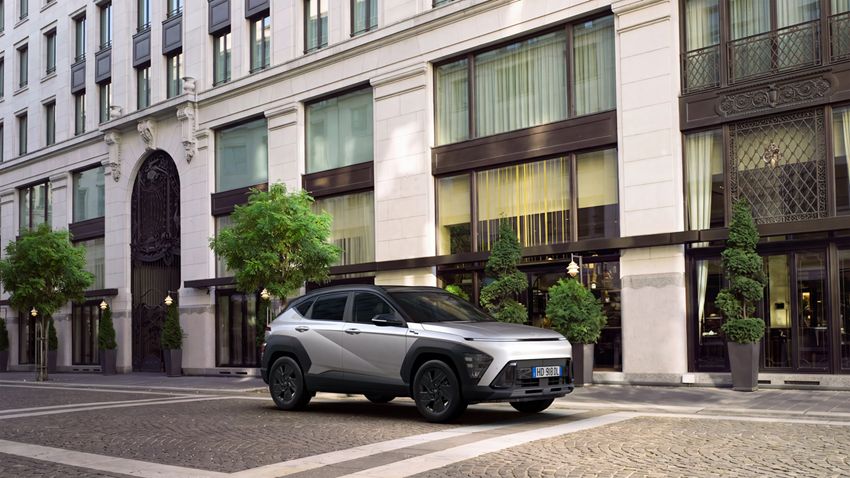 SUV Hyundai KONA con tetto nero e dettagli esclusivi, in mostra in un'area di esposizione