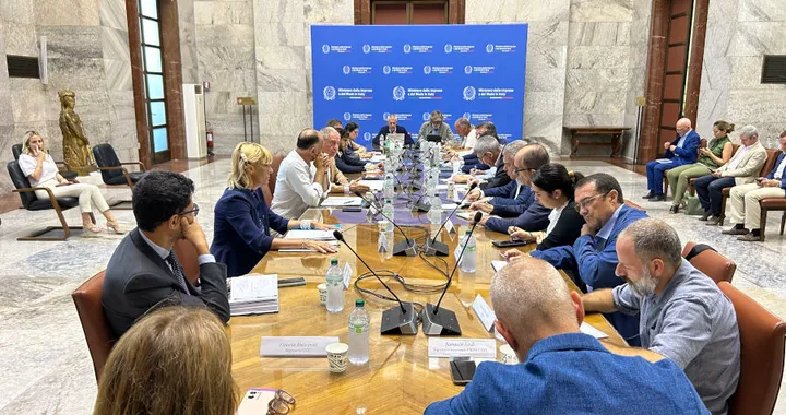 Urso, sull'auto è il momento della svolta. Con Stellantis accordo entro Ferragosto