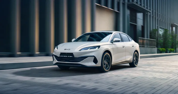 BYD è sempre più leader nell'elettrico: aumenta il vantaggio su Tesla nel 2025