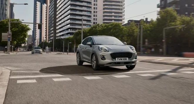 Ford Puma, foto spia dei test su strada della versione elettrica