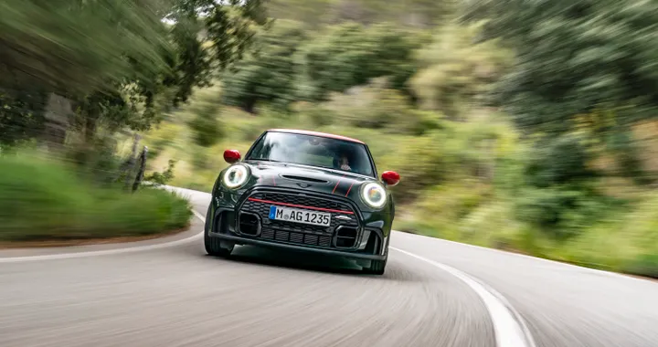 Nuova MINI, la versione John Cooper Works è stata spiata su strada