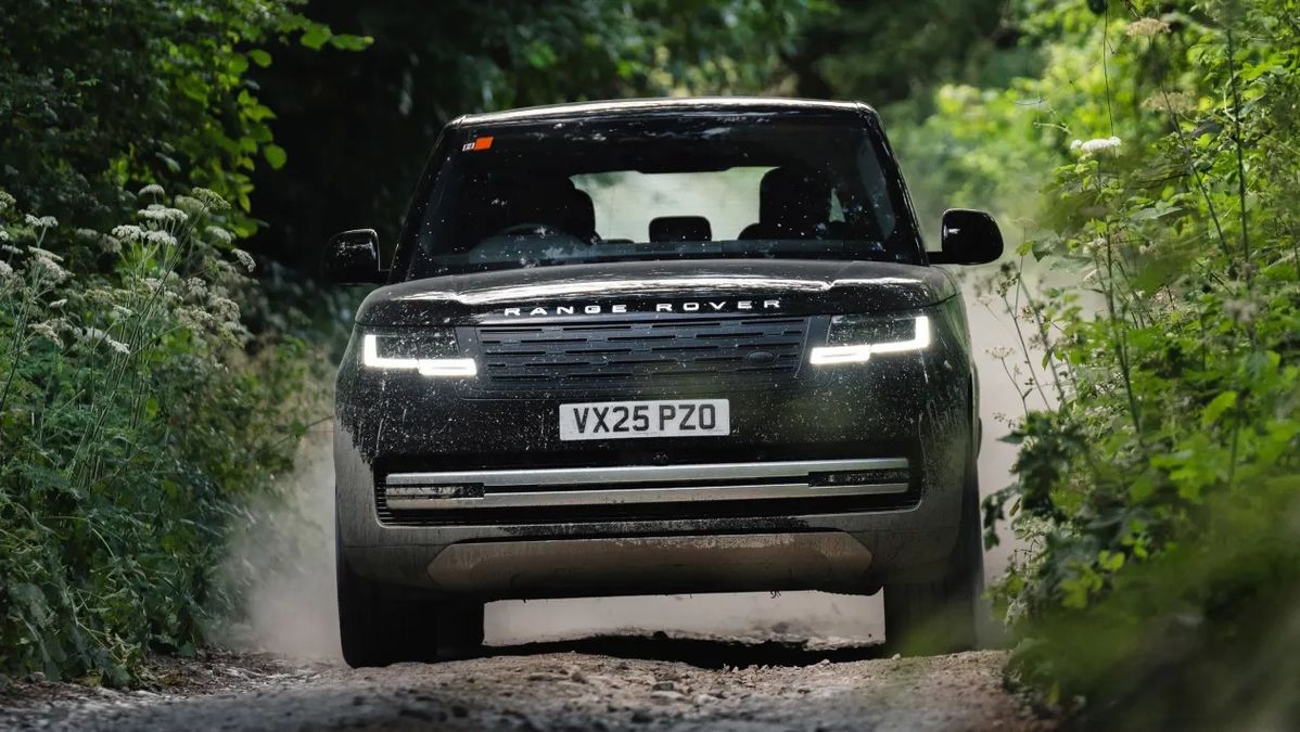 Range Rover Electric, è quasi "reveal": doppio motore, oltre 500 CV e maxi batteria