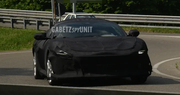 Ferrari Amalfi, l'erede della Roma ancora su strada per i test: debutto a luglio