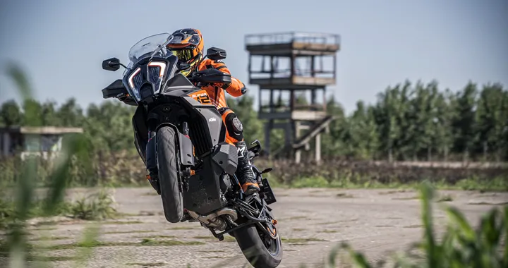 KTM 1290 Super Adventure S 2023, ritocchi al look e una dotazione più completa
