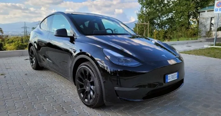 Tesla Model Y 2025, restyling in arrivo