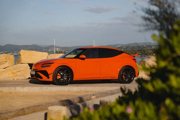 Genesis GV60 Magma, potenza fino a 650 CV e 425 km di autonomia: prezzi e prestazioni