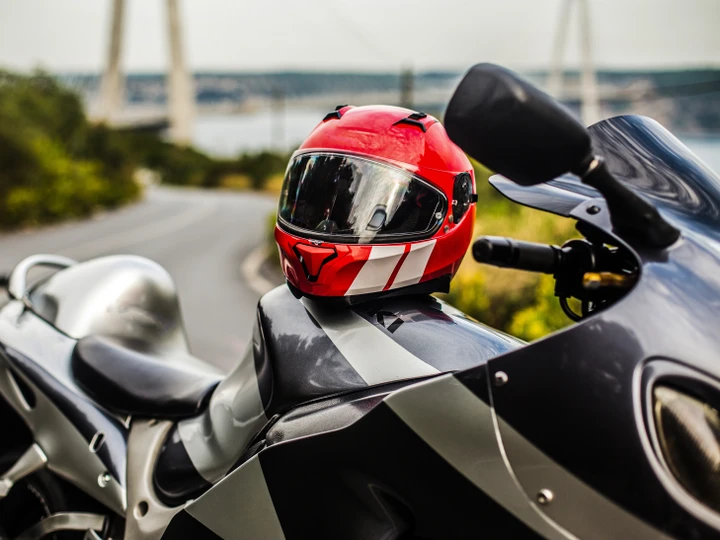 Tre accessori in offerta che completano e migliorano l'uso del casco