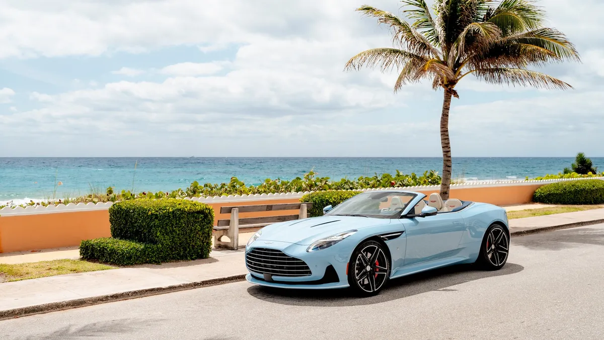 Aston Martin Palm Beach Edition DB12 Volante: voglia di sole, mare e vento tra i capelli