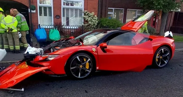 Una Ferrari SF90 si schianta contro una fila di auto in sosta. Il conducente sparisce