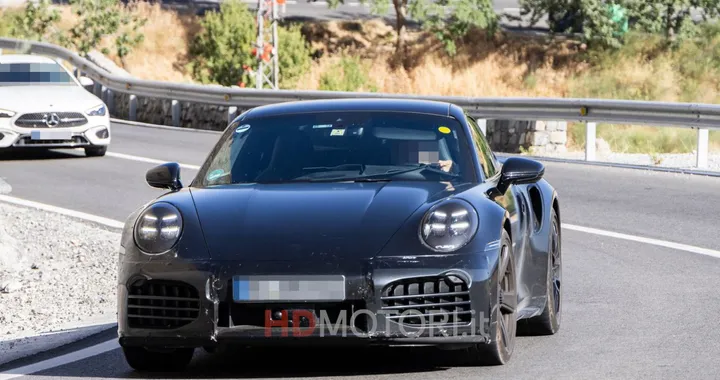 Porsche 911 Turbo S, continuano i test su strada del restyling. Foto spia